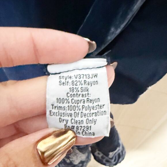 Johnny Was Taylor Embroidered Tunic Top Blue Velvet Silk Blend Size Small - Picture 6 of 6